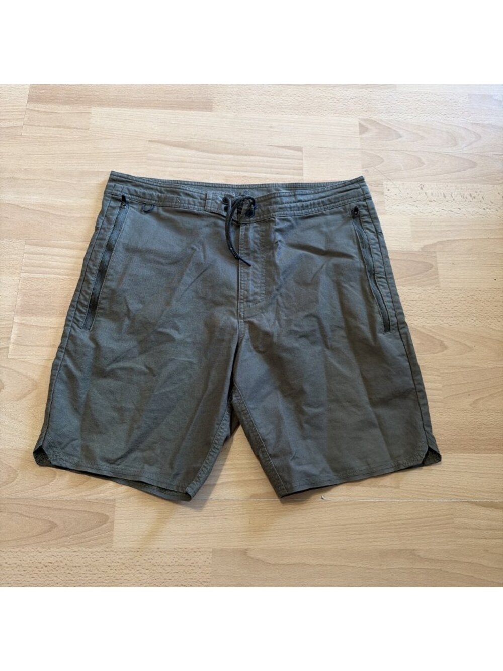 Roark Men's Olive Layover Hybrid Travel Shorts  RS260 8” Inseam SIZE 32